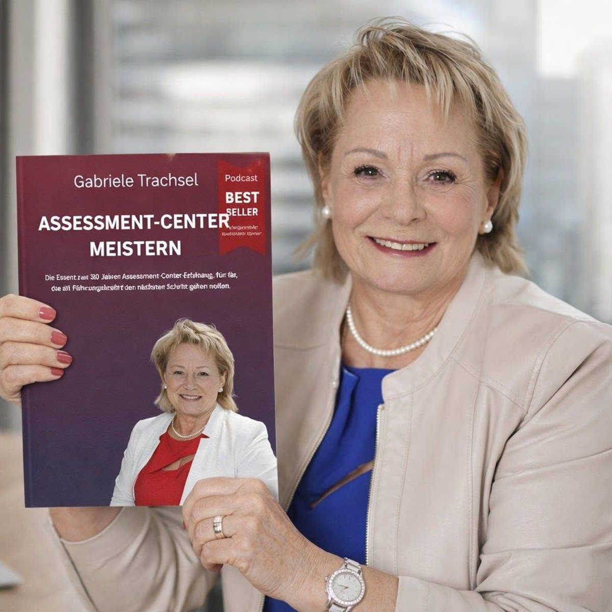 Gabriele Trachsel mit ihrem Buch "Assessment Center meistern"